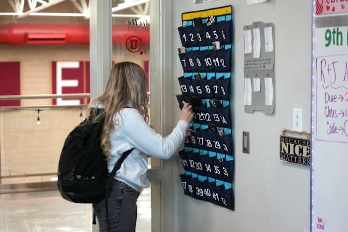 How San Antonio-area school districts plan to enforce Texas’ new cellphone ban in classrooms