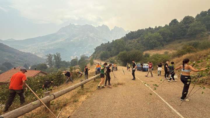 "Somos la única barrera entre las casas y las llamas": vecinos de Posada de Valdeón piden más medios para frenar el fuego
