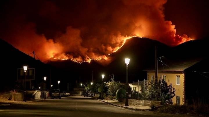 Tensa mejoría de los incendios en Galicia con solo dos activos en Ourense que suman 23.000 hectáreas arrasadas