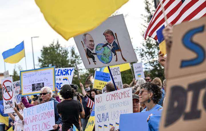 Protestas, esperanza, escepticismo (y una gigantesca bandera de Ucrania) aguardan en Anchorage a Putin y Trump