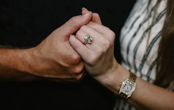 El anillo de compromiso de Taylor Swift marca un retorno a la elegancia ‘vintage’