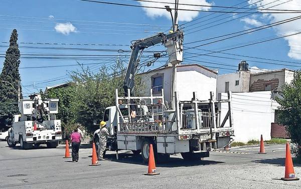 Denuncian residentes cortes continuos de luz