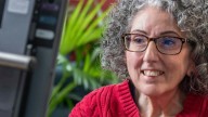 Una inteligencia artificial devuelve la voz a una mujer que llevaba 25 años sin poder hablar