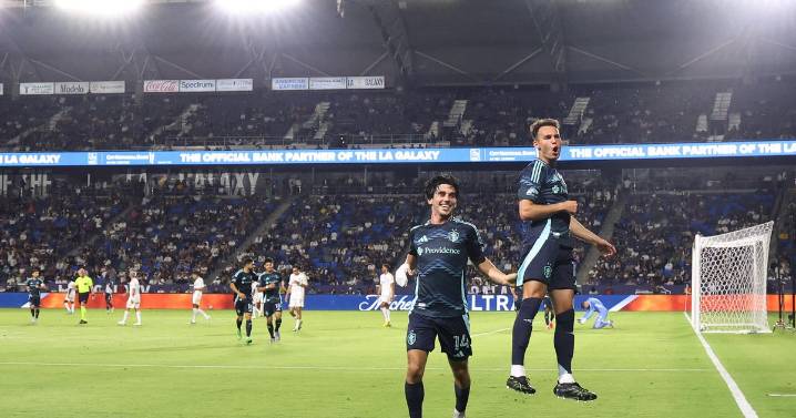 Muscovski scores in each half, teen Snyder Brunell scores in debut as Sounders rout Galaxy 4