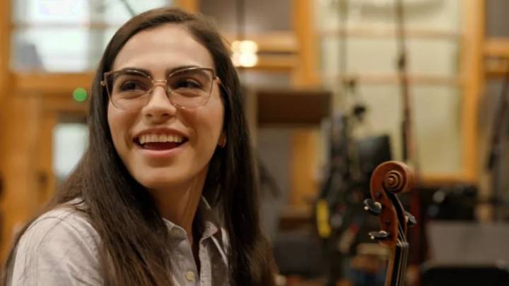 De Barquisimeto a Wembley: La Fascinante Trayectoria de la Violinista Venezolana que Deslumbra Con Coldplay.