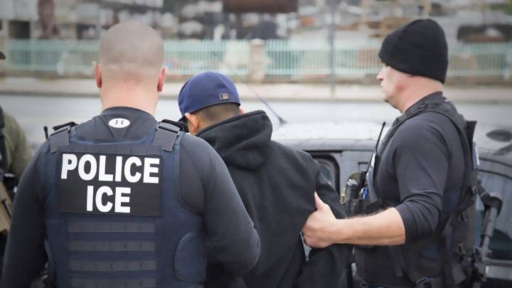La Administración Trump le pidió a la Corte Suprema anular una orden que limita las redadas de inmigrantes ilegales en Los Ángeles
