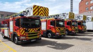 Los Bomberos logran extinguir un incendio forestal provocado que amenazaba varias viviendas en Collado Mediano (Madrid)