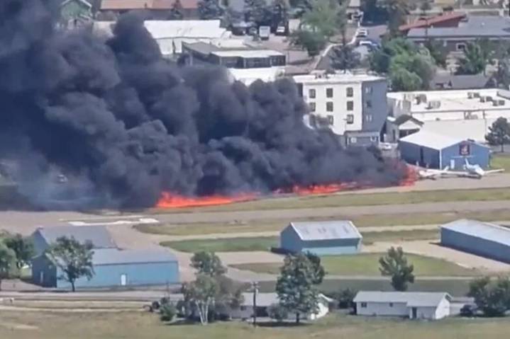 Avioneta colisiona con aeronave estacionada en Montana y provoca incendio sin víctimas graves