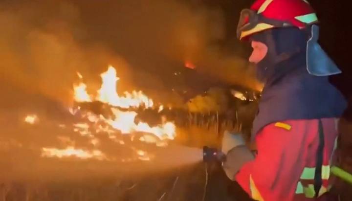 El cambio en la dirección del viento impide controlar el incendio en León: la gente se despide de su casa