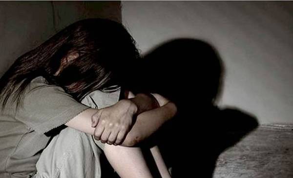 Vestido de policía, raptó a una menor de 12 años