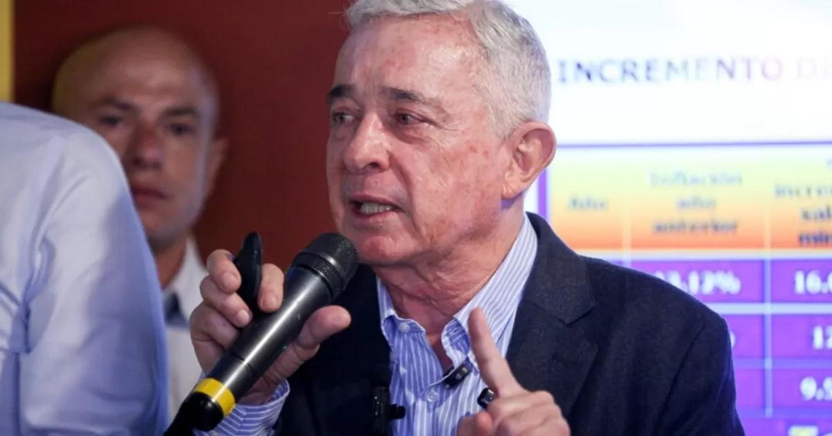 Simpatizantes de Álvaro Uribe celebran el fallo que ordena su libertad