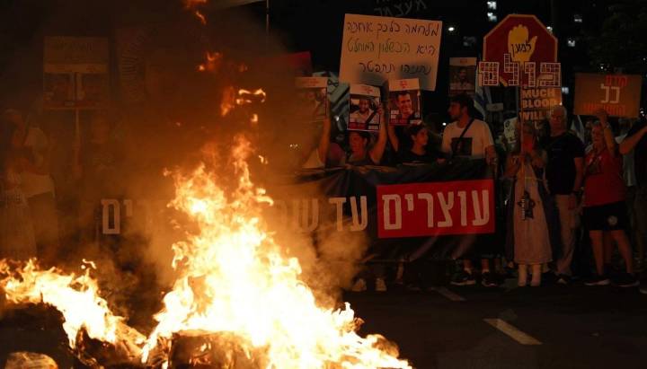 Manifestantes israelíes bloquean autopistas para exigir un acuerdo de rehenes en Gaza