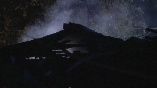Muere hombre en Iowa tras matar a tiros a vecinos y prender fuego a su propia casa, según la policía