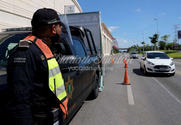 Elementos de la SSP realizan un exhorto a un conductor en el centro de Mérida