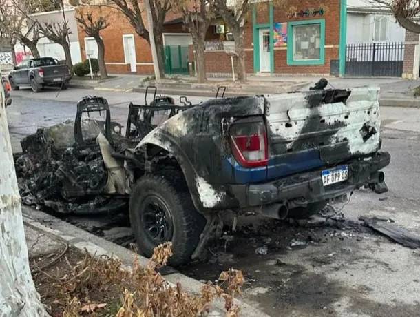 Incendian una camioneta de Marcos Rojo en General Roca: fue atacada por encapuchados en Río Negro