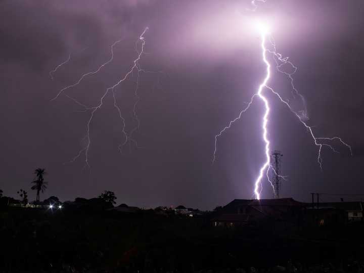 El electrodoméstico que puede causar graves daños y todos dejan enchufado durante las lluvias
