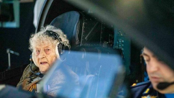 Falleció a sus 104 años la "abuela de hierro", veterana de la II Guerra Mundial y récord Guinness 31 de agosto de 2025 | Internacional Durante la guerra rescató del campo de batalla a más de 300 solda
