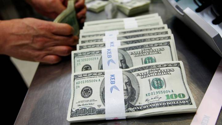 El dólar oficial volvió a bajar y ya acumula una caída de 4,1% en agosto: qué pasó con el blue en Rosario