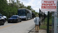 Florida rechaza frenar deportaciones ante fallo contra “Alligator Alcatraz”