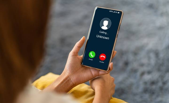 Psicóloga revela por qué la gente prefiere comunicarse por WhatsApp y evita las llamadas 