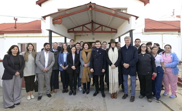 Torres y Victoria Villarruel encabezaron el acto por el 90° Aniversario de Río Mayo