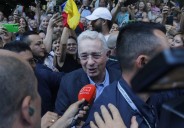 Álvaro Uribe en su primer mitin tras quedar en libertad: «Vamos a ganar tranquilamente»