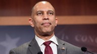 Hakeem Jeffries aseguró que Kristi Noem “será una de las primeras personas citadas al Congreso” si los demócratas recuperan la mayoría