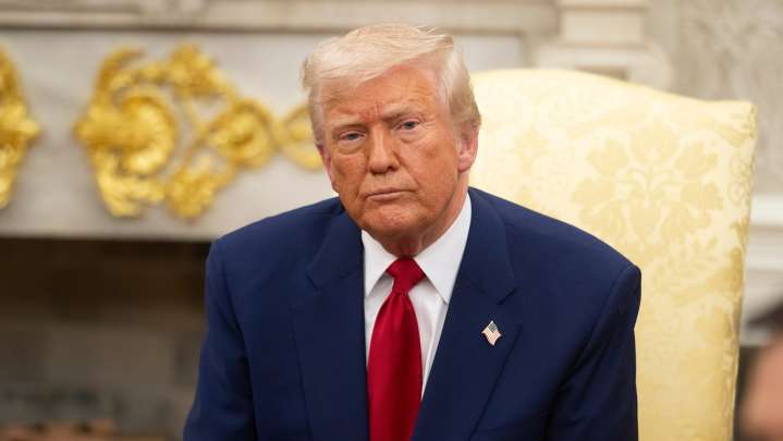 Trump Strokes His Ego With Yet Another White House Painting (But This One Made A Weird Flex)