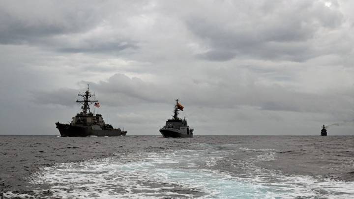 Estados Unidos desplegó destructores con misiles guiados cerca al límite del mar de Venezuela, dicen fuentes a Reuters