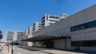 Malestar entre los médicos de La Fe: piden no jubilarse y la gerencia se lo deniega sin "justificarlo"
