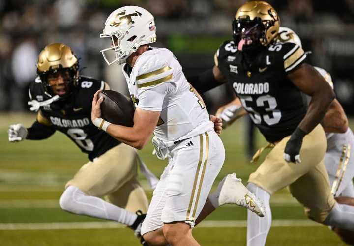 QB Makes College Football History to Match Super Bowl MVP Days After Father’s Cancer Diagnosis Over the weekend, one QB made NCAA history to match Super Bowl MVP days after father's critical health ad