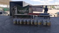 Detienen en Sonora al conductor de un camión que llevaba casi 20 millones de pesos en droga oculta en cubetas