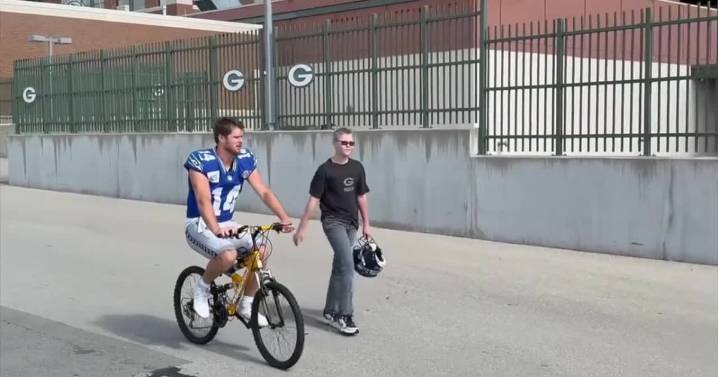 A Taste of Titletown: Darnold, Seahawks ride bikes to joint practice with Pack