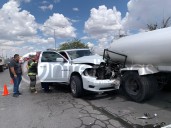 Conductor queda atrapado tras chocar contra pipa del Municipio que regaba árboles