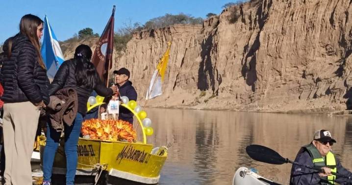 Decenas de lanchas peregrinan por el río Bermejo con la imagen de San Roque