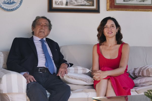 Isabel Díaz Ayuso escoge un favorecedor vestido de Zara que cuesta 6 euros para su viaje a Cantabria