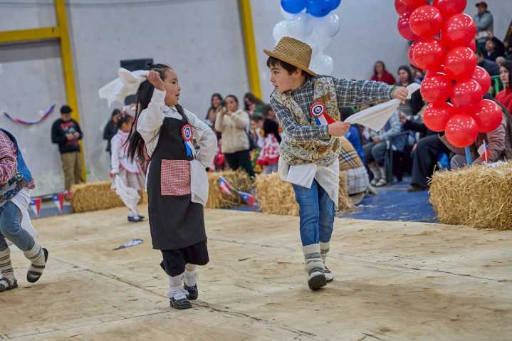El Carmen ya tiene a sus Campeones Comunales de Cueca Escolar 2025.