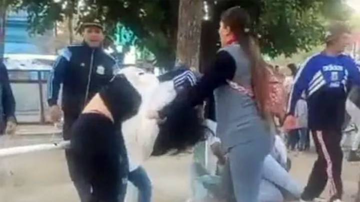 Fiesta por el Mes de las Infancias terminó en descomunal gresca de mujeres