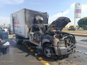 Se incendia camión repartidor de lácteos frente a Plaza Almanara en Torreón