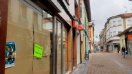 La Pola ahonda su declive comercial: un total de 26 locales vacíos en las calle peatonales