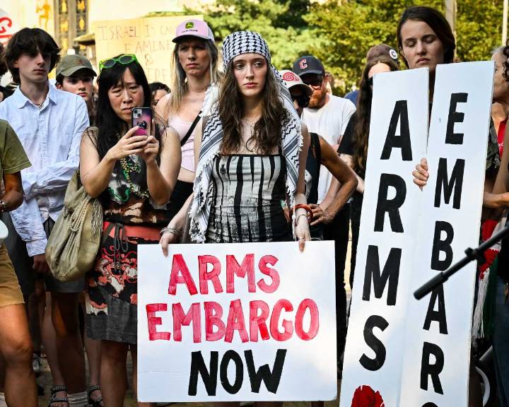 Hundreds rally at Grand Army Plaza to call for humanitarian aid in Gaza • Brooklyn Paper