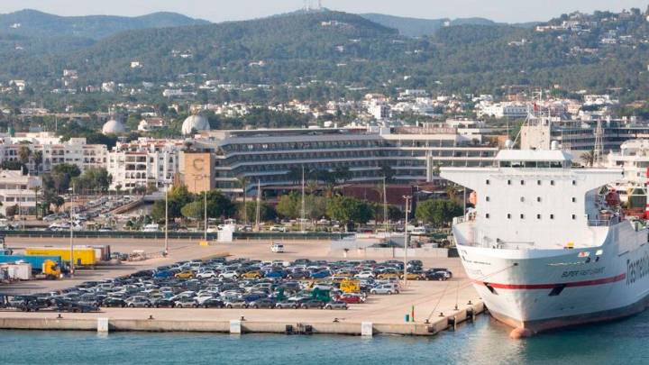 Ibiza agota en 20 días de agosto el límite de entrada de 4.148 vehículos