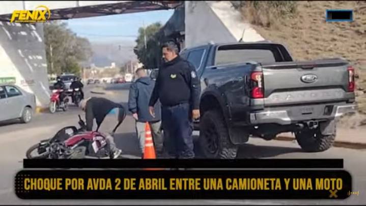 Choque entre una moto y una camioneta terminó sin heridos