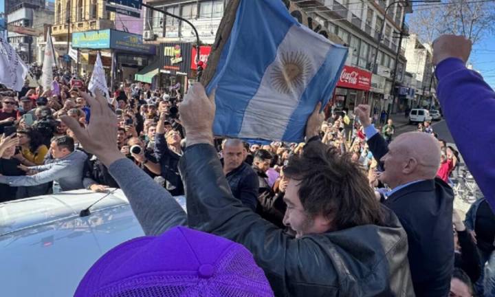 Piedrazos y tensión en la caravana de Milei: evacuaron a la comitiva