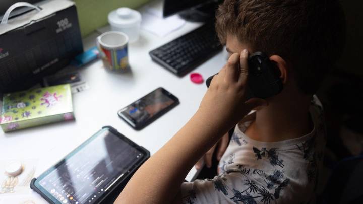 Retrasar el móvil de los 11 a los 13 años reduce al 50% el riesgo de ‘sextorsión’