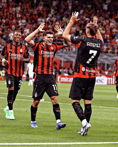 Santiago Giménez asiste y el Milan avanza sin problemas en la Copa de Italia