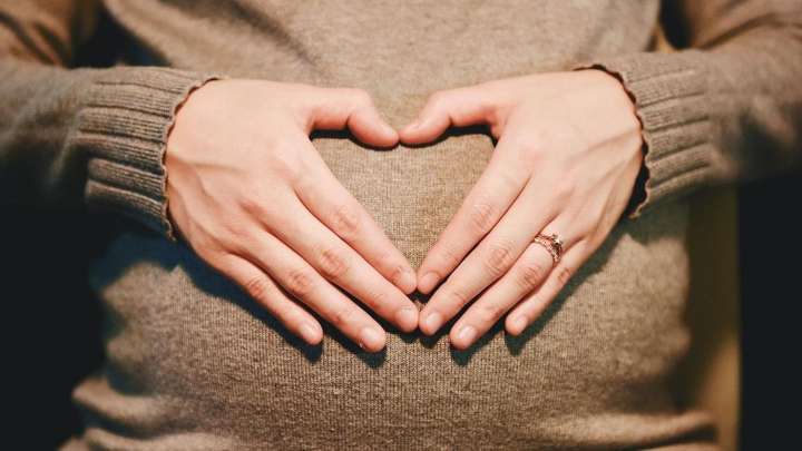 Ayudas económicas por parto o adopción múltiples en España: la cuantía podría ser de cuatro veces el SMI