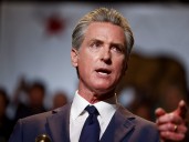 Gavin Newsom firmó una ley en California que entra en vigor el 1° de septiembre y cambia las admisiones universitarias