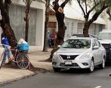 Hombre abre la puerta de su coche y ciclista muere al estrellarse con ella en Jesús María, Aguascalientes