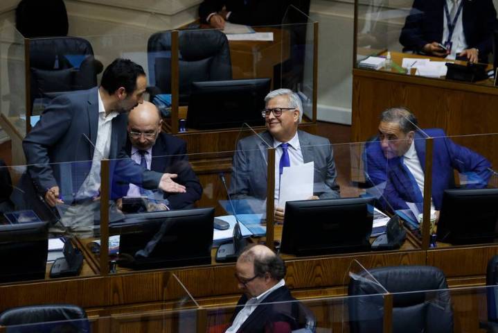 Senadores del PS ante idea de Kast de gobernar por decreto: “Eso se llama dictadura”